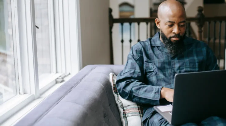 man searches online to find the best electricity plans for his home.