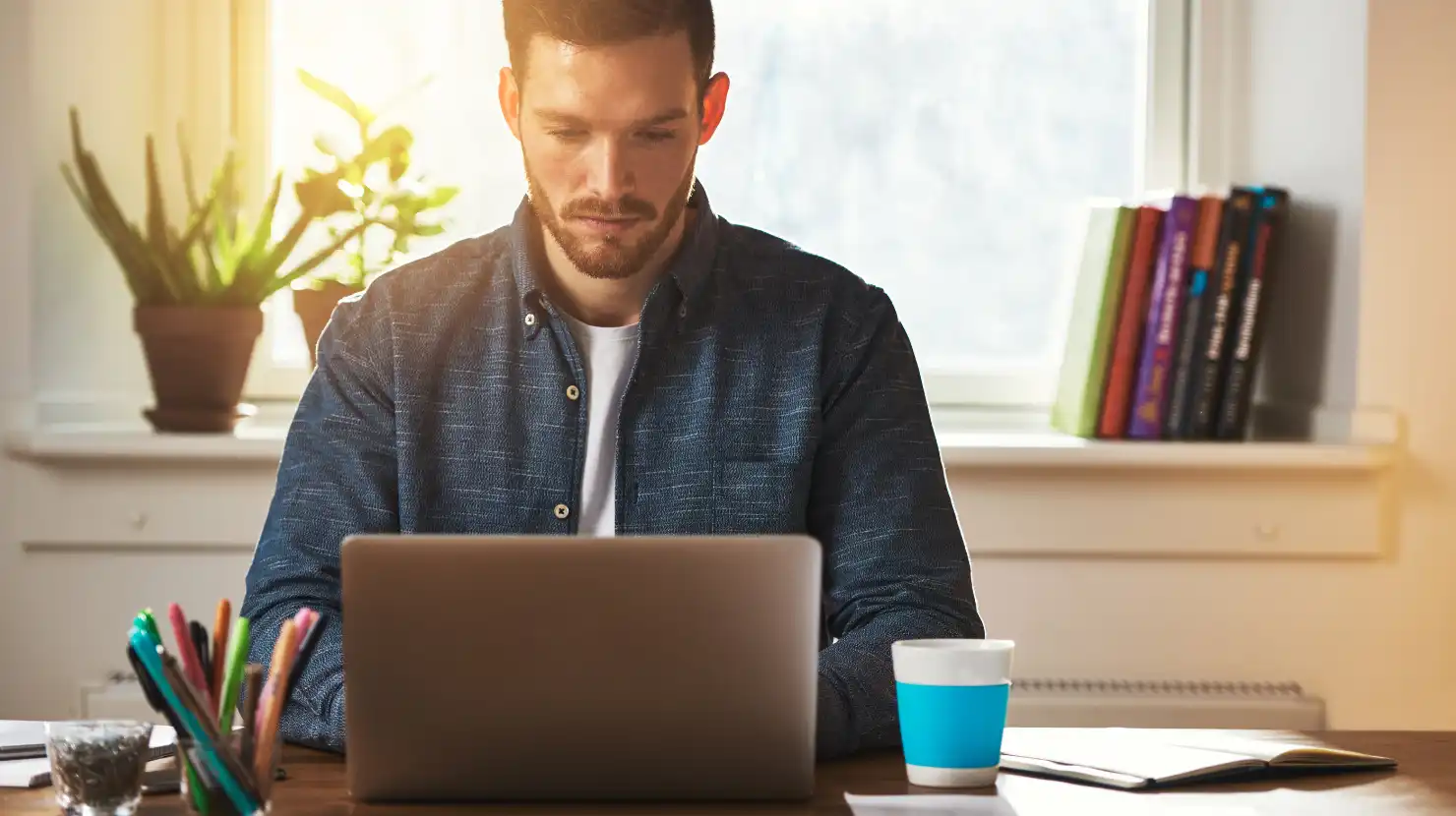 man shopping online for cheapest PA electricity rate