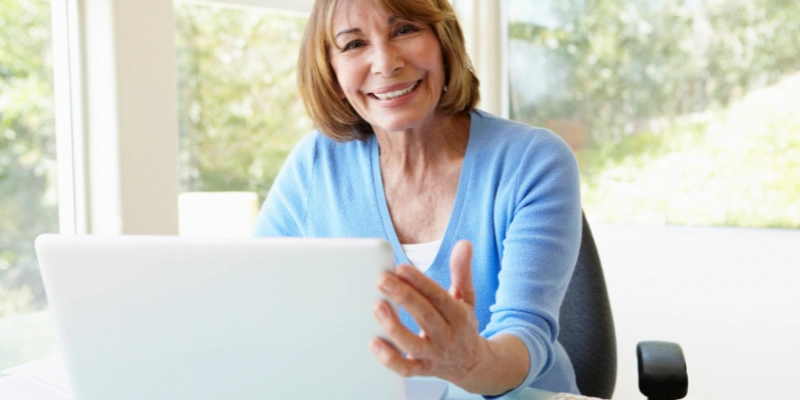 woman shopping for electricity companies or companias de luz en texas